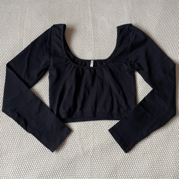 ARITZIA BABATON - Scoop Neck Black Cropped Long Sleeve Top - Picture 3 of 5